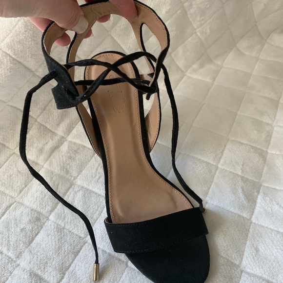 Lace Up Heels 🖤 - Picture 4 of 5
